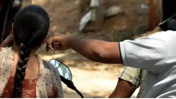दिल्ली में महिला से सोने की चेन छीनने वाला सिविल डिफेंस वॉलंटियर धरा, एक सुनार भी गिरफ्तार