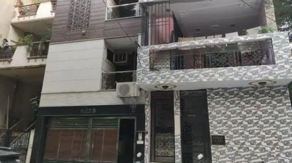 दिल्ली के कालकाजी में मां-बेटे की चाकू से गोदकर हत्या, किर्गिस्तान की रहने वाली थी महिला