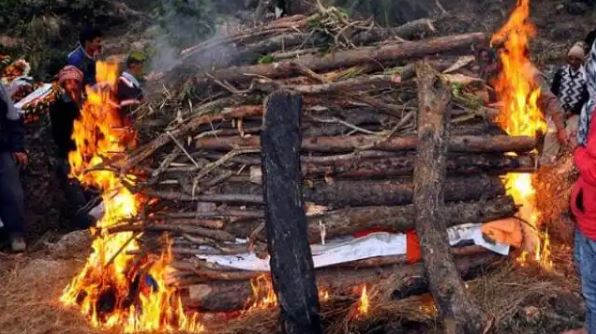 साधुओं का आम लोगों की तरह दाह संस्कार क्यों नहीं किया जाता है?