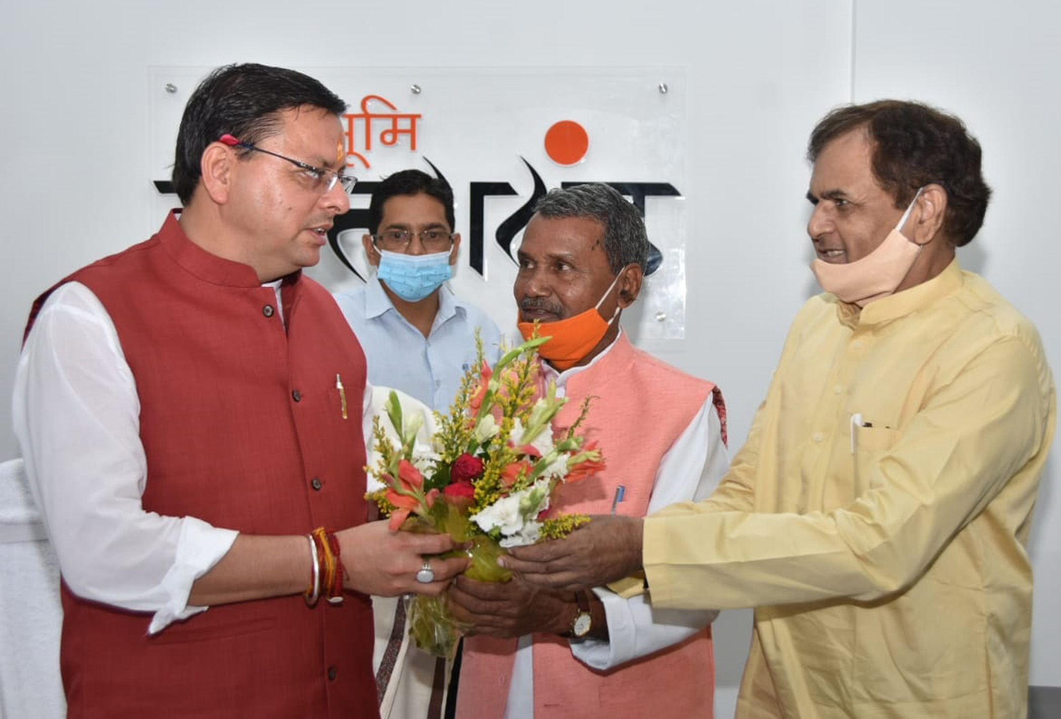 मुख्यमंत्री श्री पुष्कर सिंह धामी से शुक्रवार को मुख्यमंत्री आवास में उत्तर प्रदेश के समाज कल्याण मंत्री श्री रमापति शास्त्री ने शिष्टाचार भेंट की। सूचना एवं लोक सम्पर्क विभाग