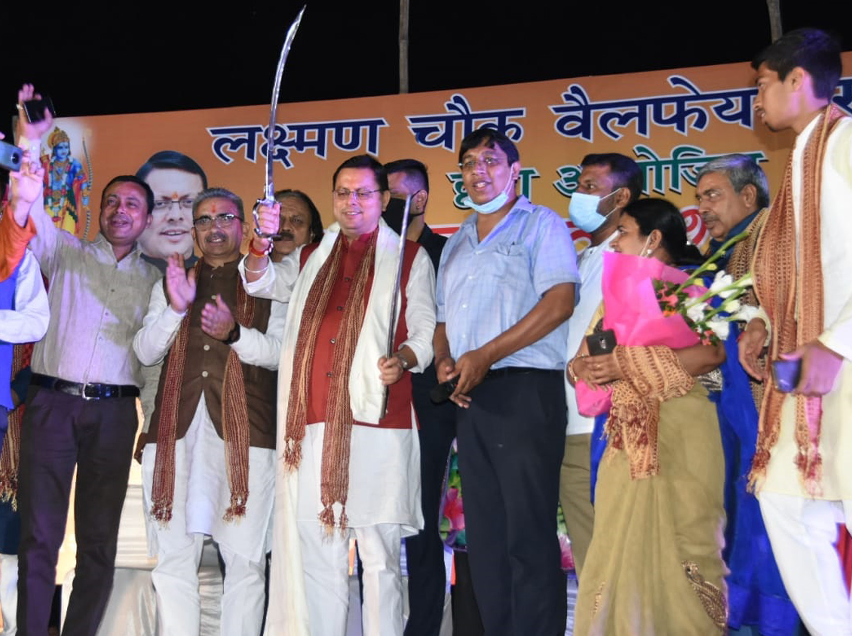 मुख्यमंत्री श्री पुष्कर सिंह धामी ने देहरादून में लक्ष्मण चौक वेलफेयर सोसाइटी द्वारा आयोजित रावण दहन व दशहरा मेला में प्रतिभाग किया