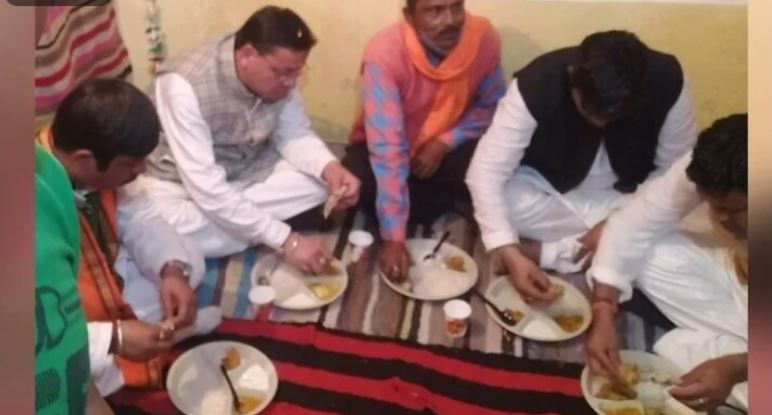 पुष्कर सिंह धामी मिनी स्टेडियम में राज्य स्थापना दिवस के कार्यक्रम के बाद राजपुरा में नंद किशोर आर्य के घर पहुंच किया भोजन