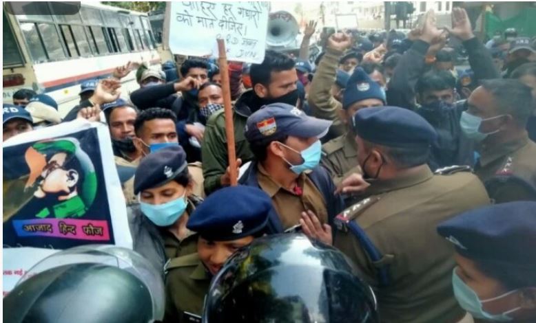 मानदेय बढ़ाने समेत विभिन्न मांगों को लेकर मंगलवार को प्रांतीय रक्षक दल (पीआरडी) जवानों ने मुख्यमंत्री आवास कूच करने के लिए आगे बढ़े