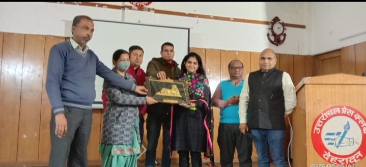 कार्यशाला के दौरान अतिथि का स्वागत करते हुए। —————————————– “समाचारों में डाटा और विज़ुअलाइज़ेशन के प्रयोग एवं प्रोत्साहन” पर कार्यशाला आयोजित