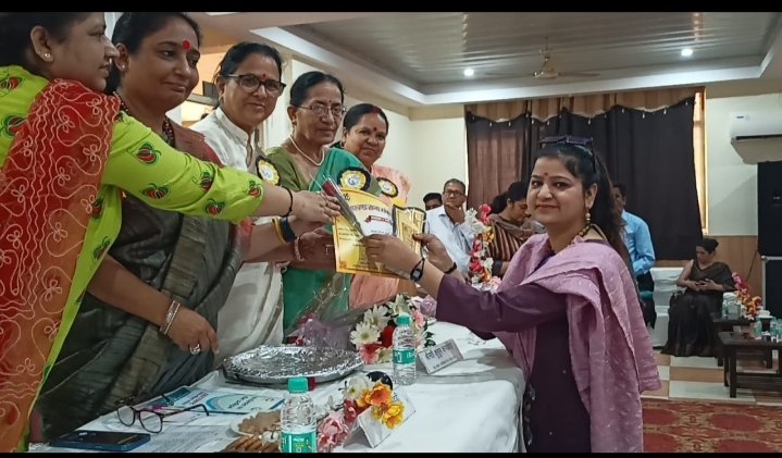 महिलाओं को सम्मानित करते आयोग अध्यक्ष व अन्य अतिथि। ——————————— महिला आयोग ने उत्कृष्ट कार्य करने वाली महिलाओं को किया सम्मानित