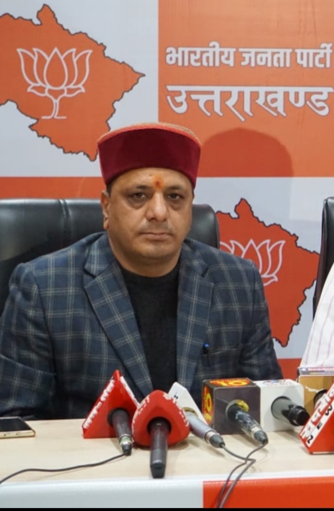 काबीना मंत्री गणेश जोशी ने उप जिला चिकित्सालय मसूरी का निरीक्षण किया। उन्होंने सीएमओ को अस्पताल में पैरामेडिकल कर्मचारियों की नियुक्ति करने के निर्देश दिए। कहा कि अस्पताल में आने वाले मरीजों को कोई दिक्कत नहीं होनी चाहिए। उन्होंने सीएमएस डा. यतेंद्र सिंह और वरिष्ठ चिकित्सक डा. प्रदीप राणा साथ निरीक्षण किया। सीएमएस ने बताया कि अस्पताल में चिकित्सकों की कोई कमी नहीं है, लेकिन पैरामेडिकल स्टाफ और अन्य कर्मचारियों की कमी है, जिसके कारण कार्य पूरा नहीं हो पा रहा है, जिस पर मंत्री जोशी ने सीएमओ से फोन पर पैरामेडिकल स्टाफ की नियुक्ति के निर्देश दिए। इस मौके पर सेंटमेरी अस्पताल को खोलने पर डॉक्टर यतेंद्र सिंह ने कहा कि अस्पताल गिरासू भवन घोषित किया गया है, लेकिन अस्पताल की ओपीडी उक्त भवन के नीचे जारी है और वहां पर चिकित्सक की तैनाती की गई है। जो नियमित जा रहे हैं। इस पर मंत्री ने कहा कि वहां के लोगों को इस बात का पता नहीं है, ऐसे में अस्पताल में एक बोर्ड लगवाएं, जिसमें भवन के नीचे ओपीडी खुली होने के बारे में लिखे और साइन बोर्ड लगाएं। इस मौके पर भाजपा मसूरी मंडल अध्यक्ष मोहन पेटवाल, महामंत्री कुशाल राणा, महिला मोर्चा अध्यक्ष पुष्पा पडियार, सतीश ढौडियाल, पालिका सभासद गीता कुमाईं, अनीता पुंडीर मौजूद रहे।