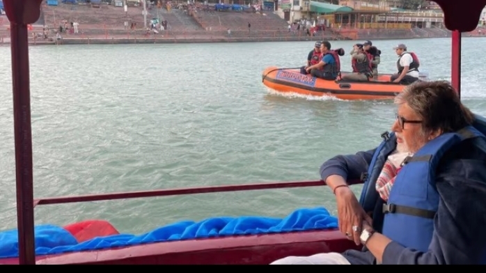 नौका विहार का दृश्य फिल्माते अमिताभ बच्चन। ————————– महानायक अमिताभ बच्चन ने तीर्थनगरी में नौका विहार के दृश्य फिल्माए