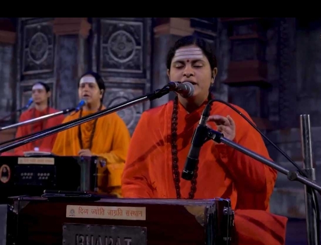 आध्यात्मिक प्रवचन करते हुए। ———————————- दिव्य धाम आश्रम में शिष्यत्व उत्थान के लिए आध्यात्मिक साधना के महत्व को उजागर किया गया