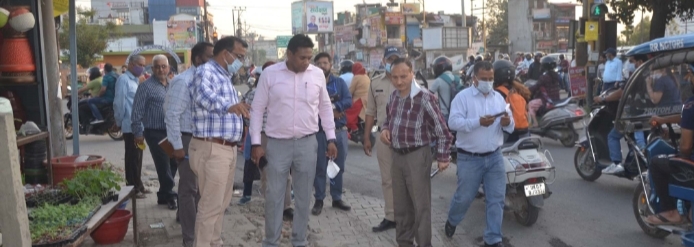 स्मार्ट सिटी के कार्यों का निरीक्षण करते डीएम ———————– डीएम ने किया स्मार्ट सिटी के कार्यों का निरीक्षण