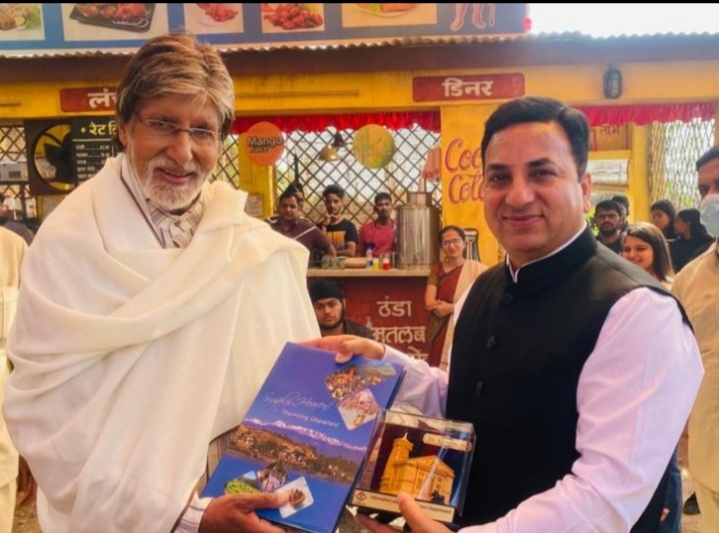 अमिताभ बच्चन को फिल्म शूटिंग डेस्टिनेशन की कॉपी टेबल बुक व केदारनाथ मंदिर की प्रतिकृति भेंट करते हुए। ————————— अमिताभ बच्चन बोले-उत्तराखंड में फिल्म शूटिंग में बहुत आंनद आ रहा  -उत्तराखंड के फ़िल्म शूटिंग डेस्टिनेशन बहुत ही शानदार