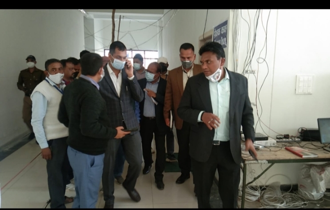 मतगणना स्थल में व्यवस्थाओं का जायजा लेते डीएम। ———————————— डीएम ने किया मतगणना स्थल का निरीक्षण  -मतगणना को विधानसभावार 14-14 टेबल लगाई गई