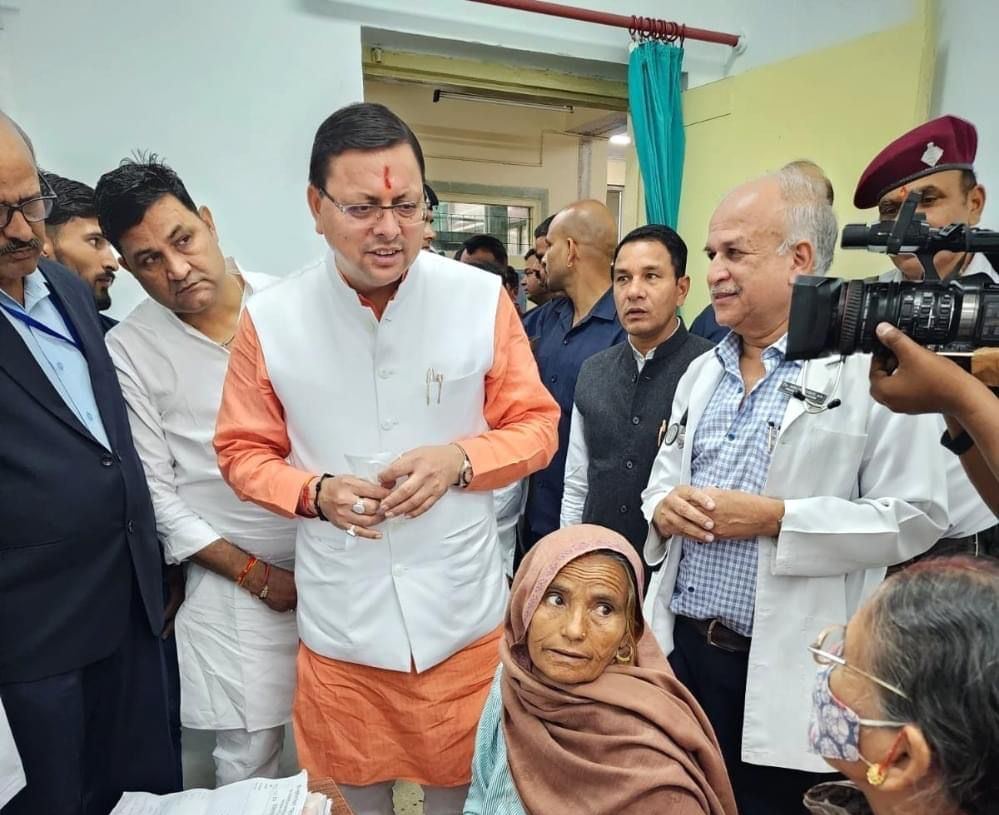 सीएम धामी ने सुशीला तिवारी चिकित्सालय का निरीक्षण किया