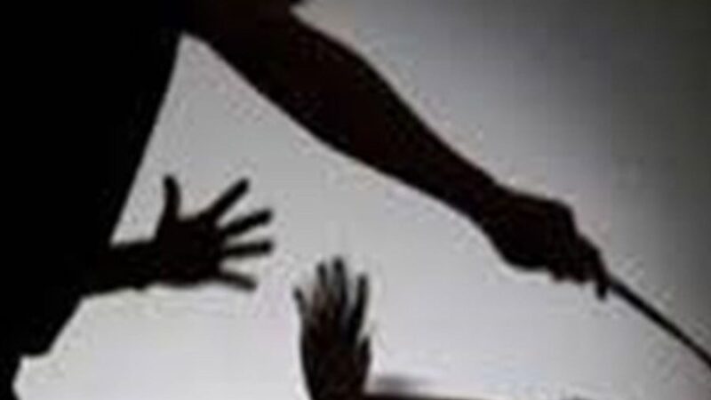 शिक्षक ने कक्षा नौ के छात्र को डंडे से पीटा,दाएं हाथ की टूटी हड्डी