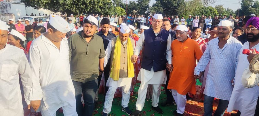 होली मिलन समारोह में जमकर झूमे सीएम धामी