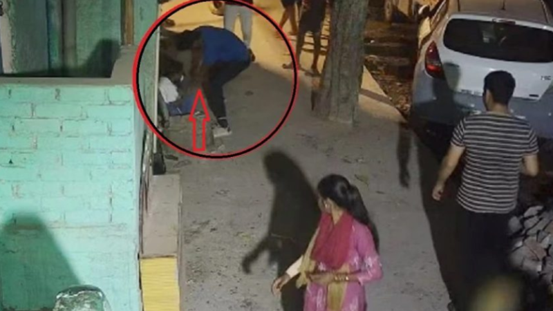 लोगों के सामने की नाबालिग की बेरहमी से हत्या