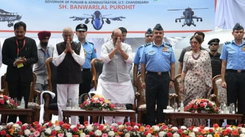 रक्षा मंत्री ने किया भारतीय वायुसेना के पहले विरासत केंद्र का शुभारंभ