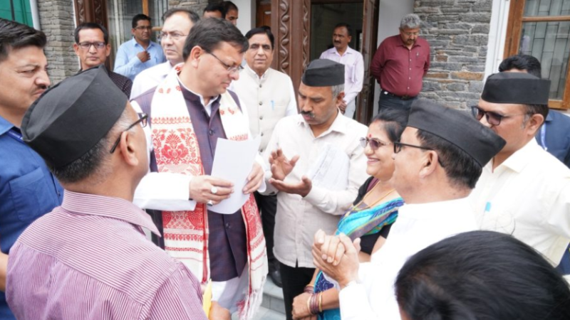 मुलाकात का समय समाप्त होने के बाद भी, वापस लौट आंदोलनकारी मंच को सुनने आये धामी