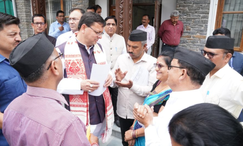 मुलाकात का समय समाप्त होने के बाद भी, वापस लौट आंदोलनकारी मंच को सुनने आये धामी