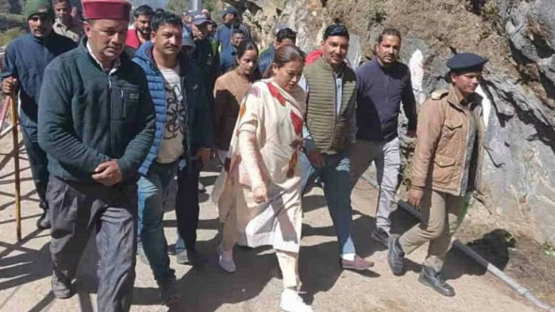 काबीना मंत्री परिवार समेत पैदल यमुनोत्री धाम के लिए हुई रवाना