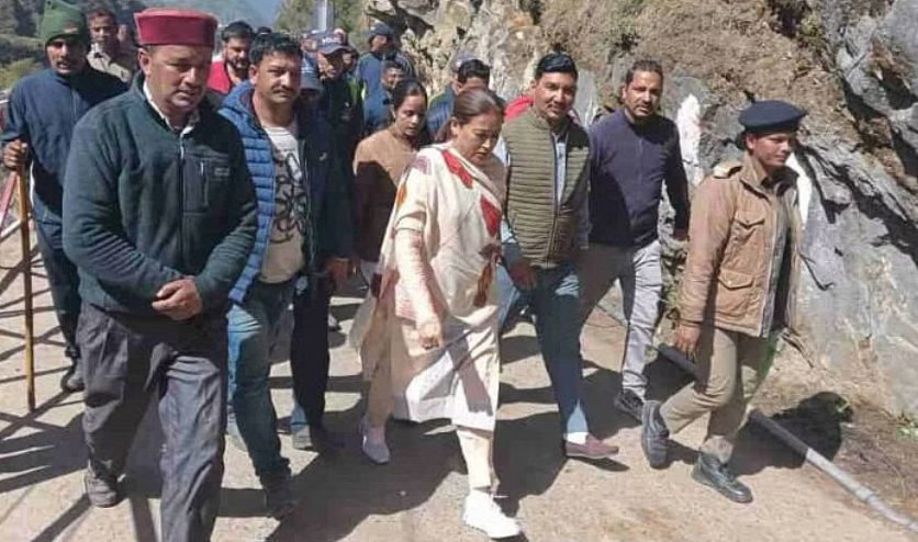 काबीना मंत्री परिवार समेत पैदल यमुनोत्री धाम के लिए हुई रवाना