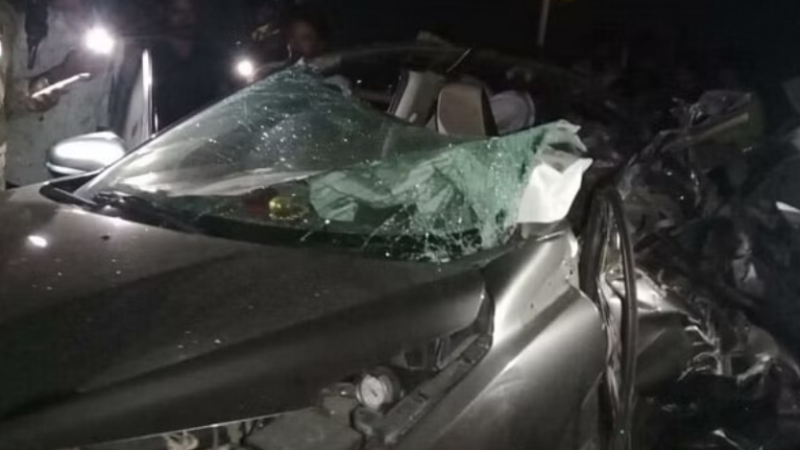 डिवाइडर के बाद ट्रक से टकराई कार,तीन की मौत,एक गंभीर