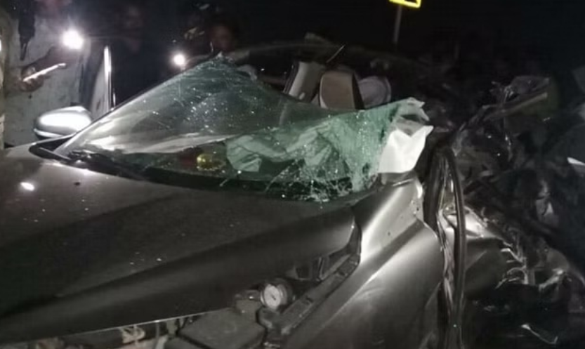 डिवाइडर के बाद ट्रक से टकराई कार,तीन की मौत,एक गंभीर