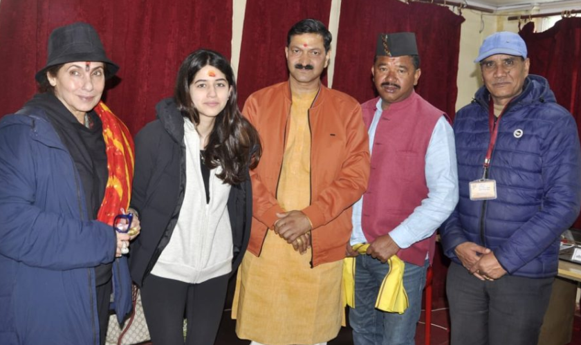 सुप्रसिद्ध अभिनेत्री डिंपल कपाड़िया पहुंची बदरीनाथ धाम