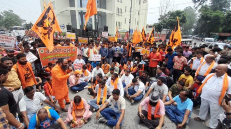 नूह हिंसा को लेकर बजंरग दल का प्रदर्शन, सौंपा ज्ञापन