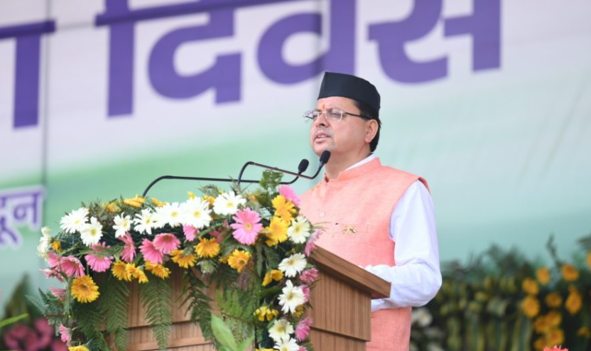 मुख्यमंत्री ने परेड ग्राउण्ड में किया ध्वजारोहण, राज्यहित में की 13 घोषाणाएं