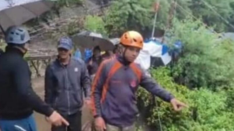 भारी बारिश के बीच हुए भूस्खलन से गौरीकुंड में भारी तबाही, तीन दुकाने बही, 13 लोग लापता