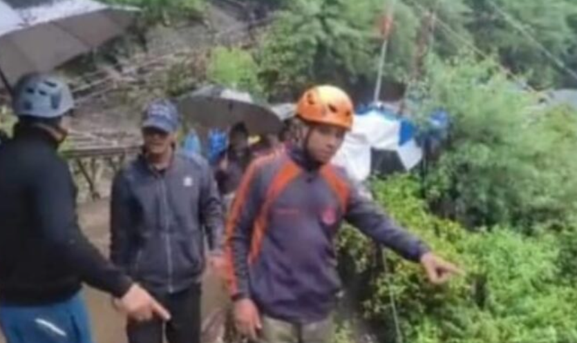 भारी बारिश के बीच हुए भूस्खलन से गौरीकुंड में भारी तबाही, तीन दुकाने बही, 13 लोग लापता