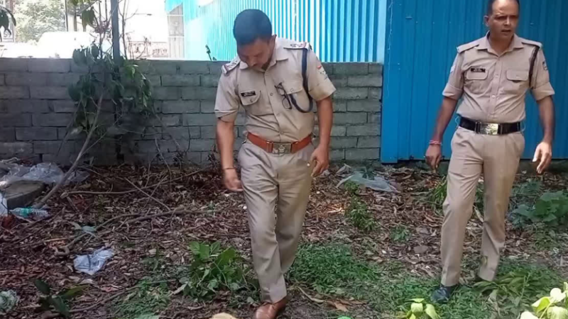 एडिशनल एसपी के आंगन में खड़े चंदन के पेड़ काटकर ले गए चोर