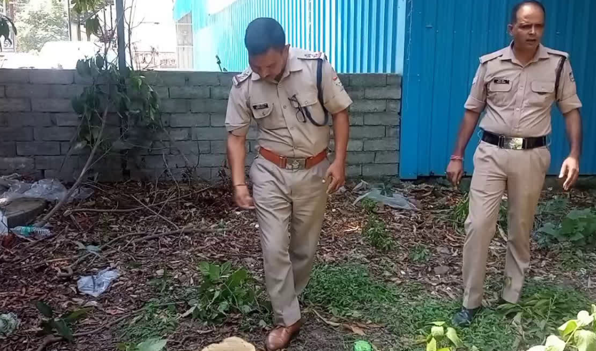 एडिशनल एसपी के आंगन में खड़े चंदन के पेड़ काटकर ले गए चोर