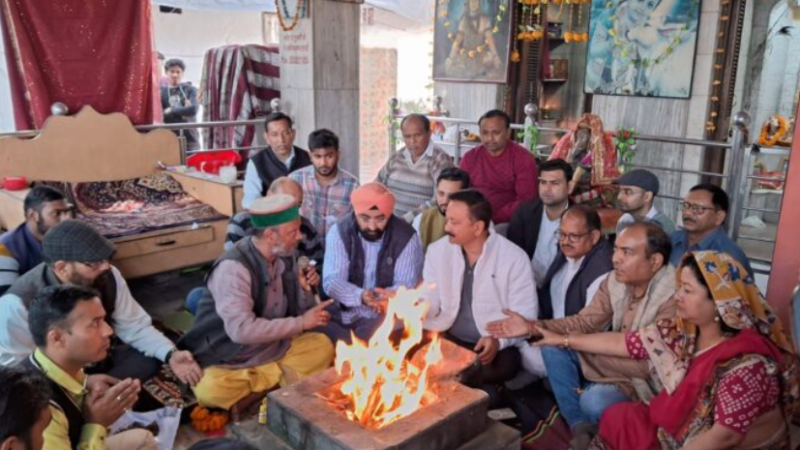 टनल में फंसे श्रमिकों की सलामती के लिए कांग्रेसियों ने की पूजा अर्चना