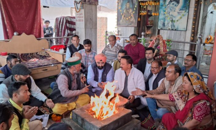 टनल में फंसे श्रमिकों की सलामती के लिए कांग्रेसियों ने की पूजा अर्चना