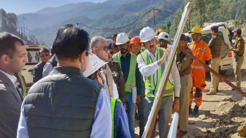 केन्द्रीय राज्य मंत्री पहुंचे उत्तरकाशी, रेस्क्यू ऑपरेशन का किया निरीक्षण