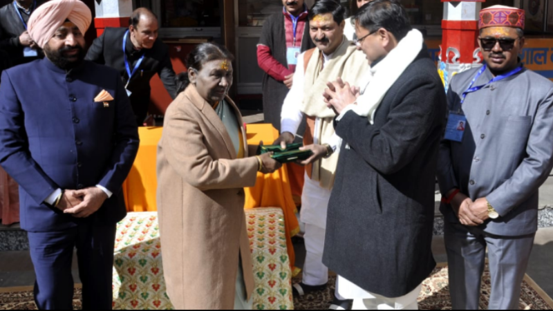 बदरीनाथ धाम आगमन पर राज्यपाल और मुख्यमंत्री ने की राष्ट्रपति की अगवानी