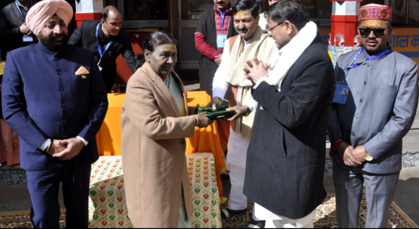 बदरीनाथ धाम आगमन पर राज्यपाल और मुख्यमंत्री ने की राष्ट्रपति की अगवानी
