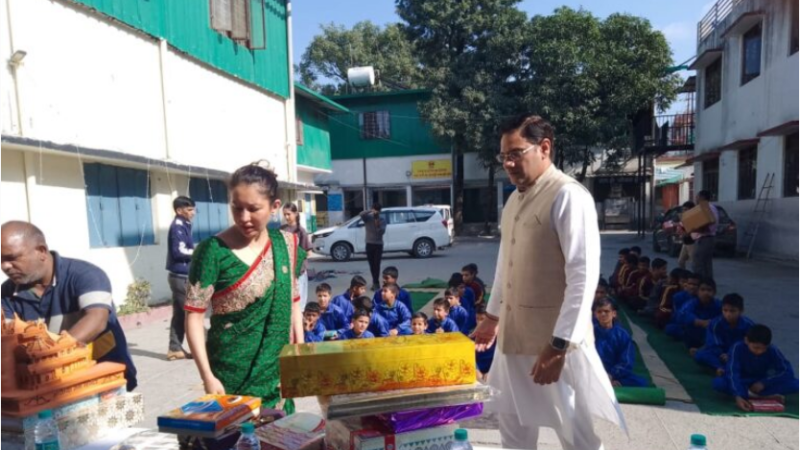 कैबिनेट मंत्री सौरभ बहुगुणा ने छात्रावास के गरीब बच्चों को बाँटी दीपावली की मिठाई