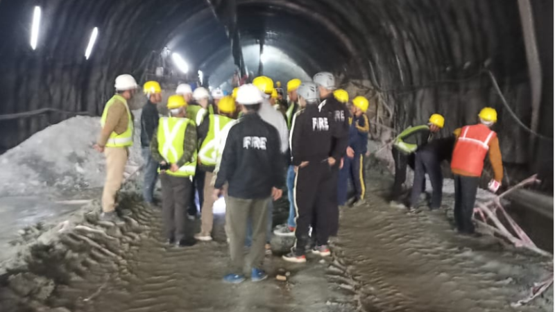 टनल में भूस्खलन होने से अंदर फंसे 36 श्रमिकों की जान खतरे में