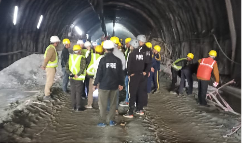 टनल में भूस्खलन होने से अंदर फंसे 36 श्रमिकों की जान खतरे में