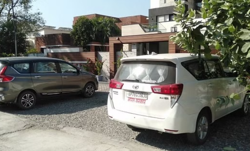 आयकर विभाग की टीम ने उत्तरांचल यूनिवर्सिटी के चांसलर के ठिकानों पर मारा छापा