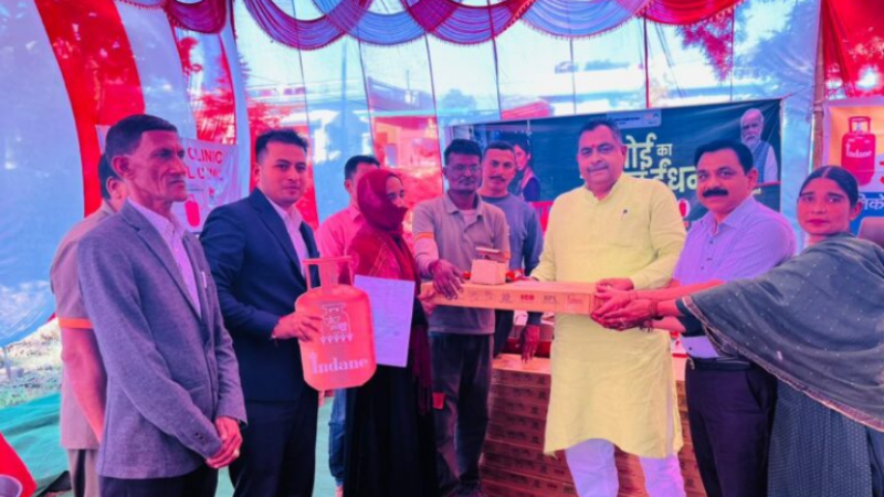 उज्ज्वला योजना के लाभार्थियों को निःशुल्क गैस कनैक्शन का मिला लाभ