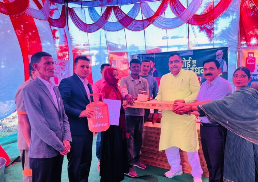 उज्ज्वला योजना के लाभार्थियों को निःशुल्क गैस कनैक्शन का मिला लाभ