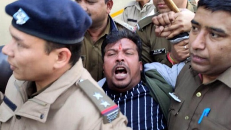 सीएम के दौरे पर काले गुब्बारे हवा में उड़ाए, यूथ कांग्रेस कार्यकर्ता गिरफ्तार