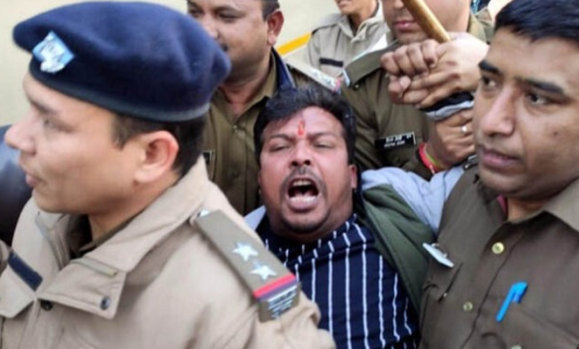 सीएम के दौरे पर काले गुब्बारे हवा में उड़ाए, यूथ कांग्रेस कार्यकर्ता गिरफ्तार