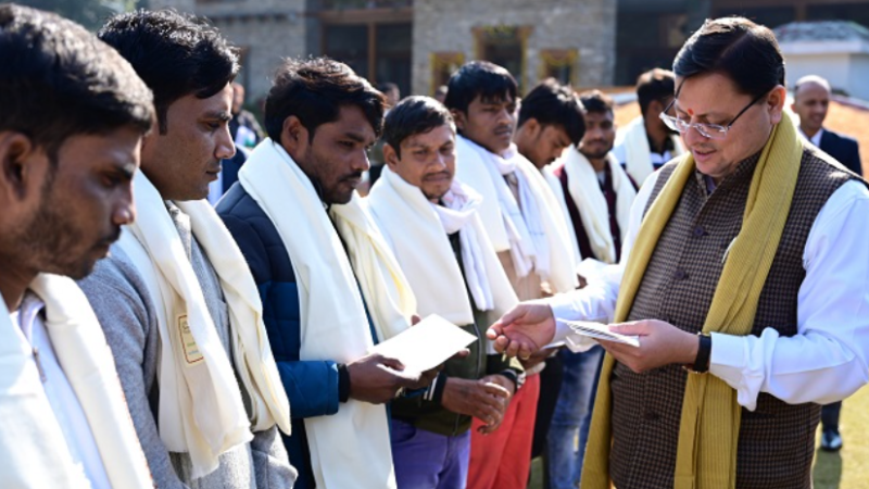 सीएम ने सिलक्यारा रेस्क्यू ऑपरेशन में टनल की खुदाई में अहम भूमिका निभाने वाले 12 रैट माइनर्स को सम्मानित किया
