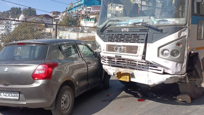रोडवेज बस के ब्रेक फेल, टक्कर मारकर तीन वाहनों को किया क्षतिग्रस्त