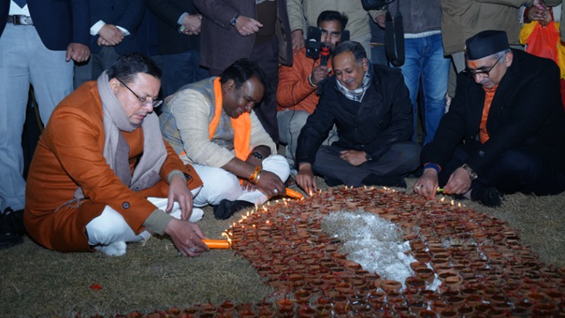 मुख्यमंत्री की मौजूदगी में परेड ग्राउंड देहरादून में 1.5 लाख से अधिक दीप किए प्रज्वलित।