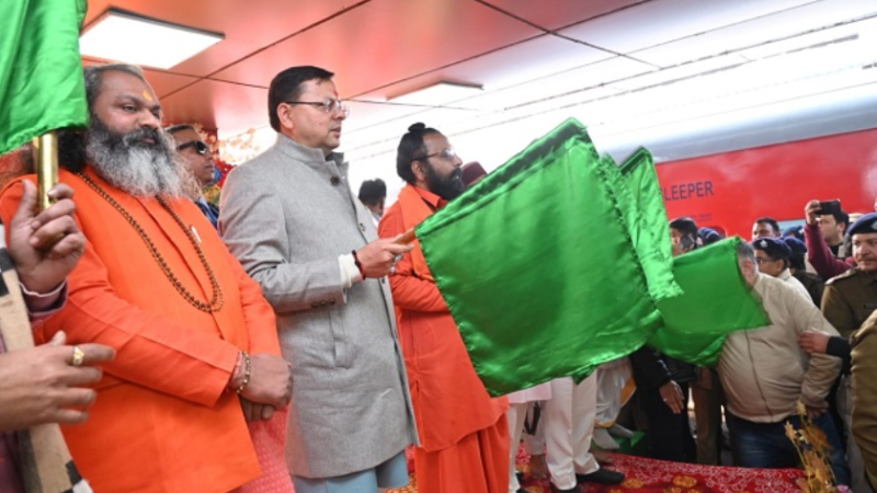 मुख्यमंत्री ने हरिद्वार से अयोध्या आस्था स्पेशल ट्रेन का किया फ्लैग ऑफ